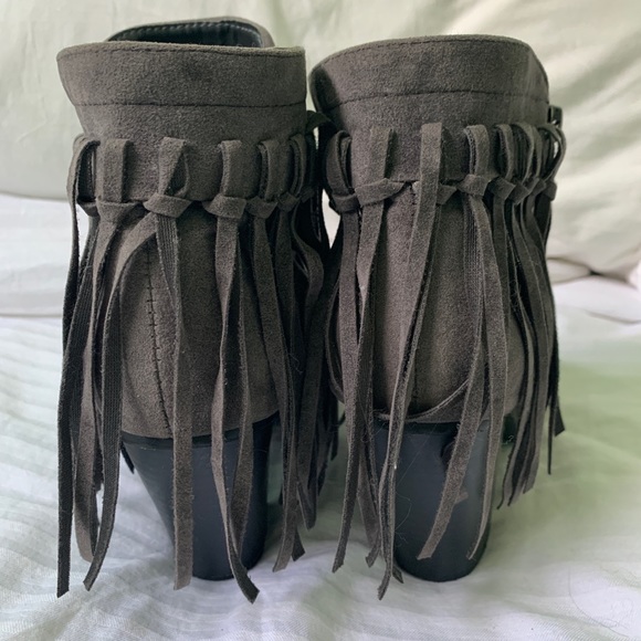 Gray fringe ankle boots - Picture 2 of 6